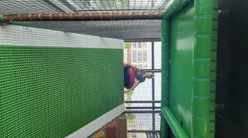 Chłopiec w ciemnej koszulce