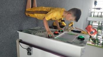 Chłopiec grający w grę 