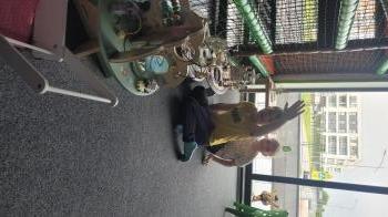 Machający chłopiec 