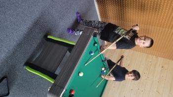 Chlopcy grają w bilarda