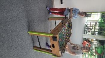 Dzieci grające w piłkarzyki 