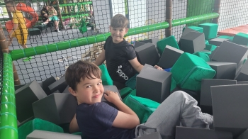 Chłopaki w kwadratowych piankach 