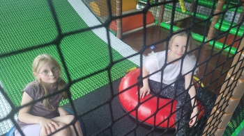 Dwie dziewczynki na pontonach