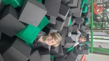 Dwóch chłopców w piankach 