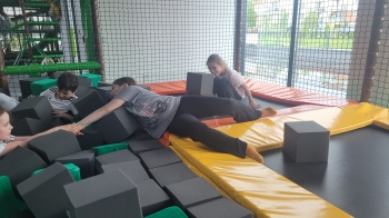 Bawiące się Szczęśliwe dzieci 