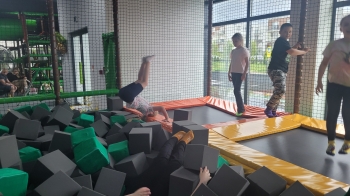 Dziewczynka wskakuje do piankowego basenu 