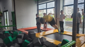 Chłopiec wskakujacy do basenu