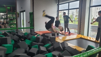 Dziewczynka wskakuje do basenu