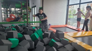 Chlopak wskakuje do basenu