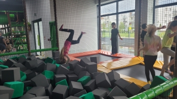 Dziewczynka skaczącą do pianek