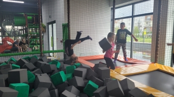 Dziewczynka robi salto