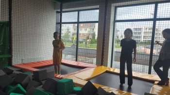 Dzieciaki na trampolinie 