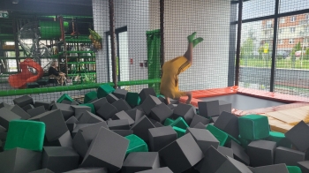 Chłopiec nurkuje w piankach 