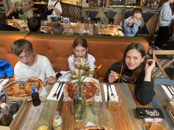 klasowe wyjście do pizzeri