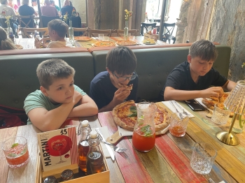 klasowe wyjście do pizzeri