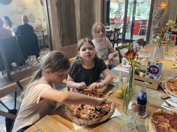 klasowe wyjście do pizzeri