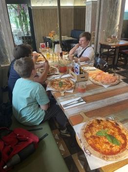 klasowe wyjście do pizzeri