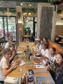 klasowe wyjście do pizzeri