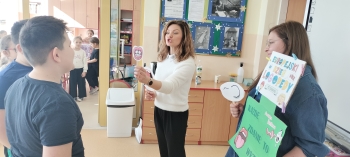 chłopcy wykonują ćwiczenie