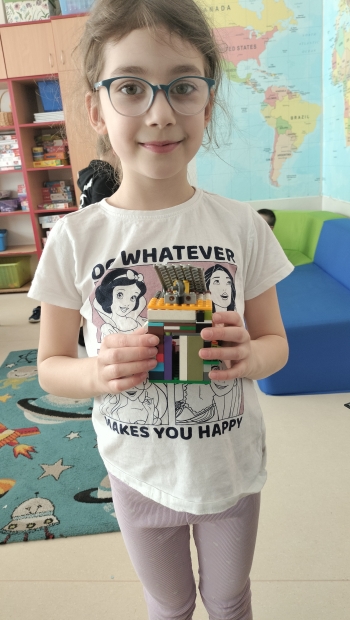 dziewczunka i klocki lego