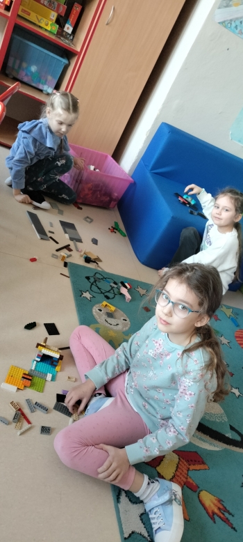 zabawa klockami lego