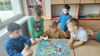 chłocy grają w grę planszową
