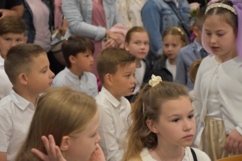 Uczniowie na uroczystym zakończeniu roku