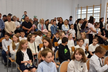 Uczniowie na zakończeniu roku 2024/2025
