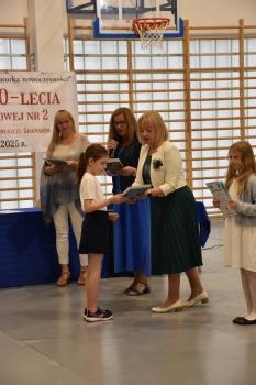 Uczennica odbiera nagrodę