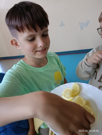 chłopiec sięga po cytrynę