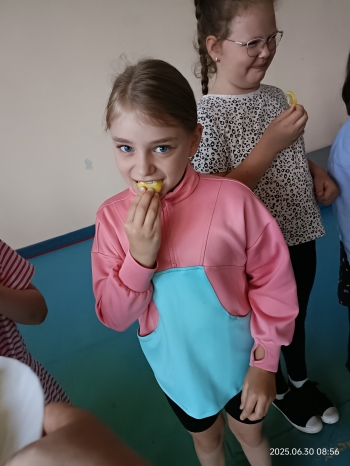 dziewczynka kosztuje cytrynę