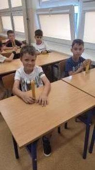 Chłopcy trzymający świeczki z wosku