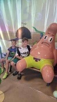 Chłopcy z Patrykiem ze spongeboba