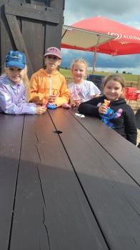 Dziewczynki jedzące lody 