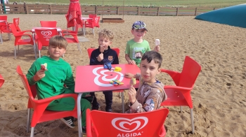 Chłopcy jedzący lody