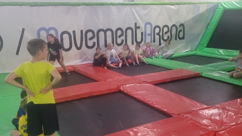 Dzieci na trampolinie 