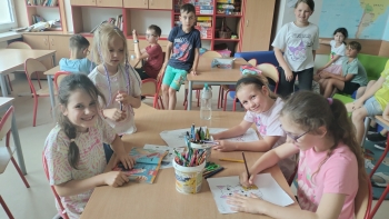 dziewczynki pozujące do zdjęcia