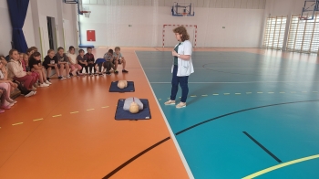 Uczniowie na zajęciach pierwszej pomocy przedmedycznej