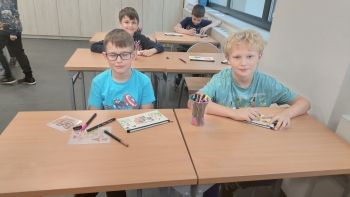 uśmiechnięci chłopcy