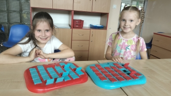dziewczynki podczas gry
