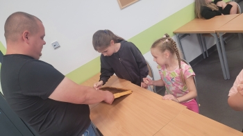 Dziewczynka próbuje miód
