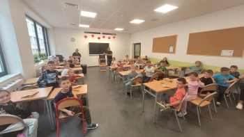 Dzieci na warsztatach pszczelarskich 