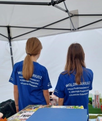 Wolontariusze SP2 podczas kiermaszu w Psczółkach