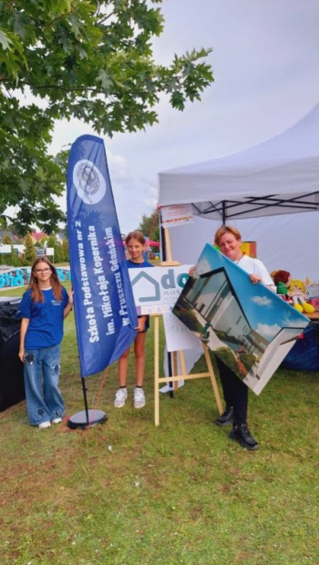 Wolontariusze podczas kiermaszu