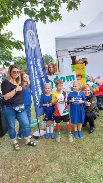 Wolontariusze SP2 podczas kiermaszu