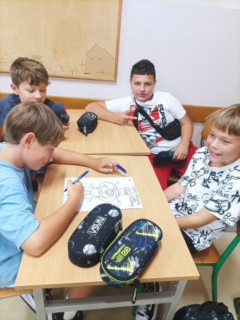 Chłopcy wymieniają spostrzeżenia