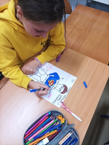 Twórczość uczniów podczas wykonywania plakatu