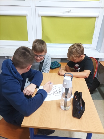 Uczniowie podczas pracy nad plakatem