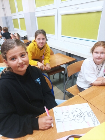 Uczennice pracują  w parach