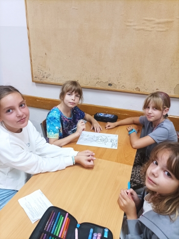 Uczniowie pozują do zdjęcia